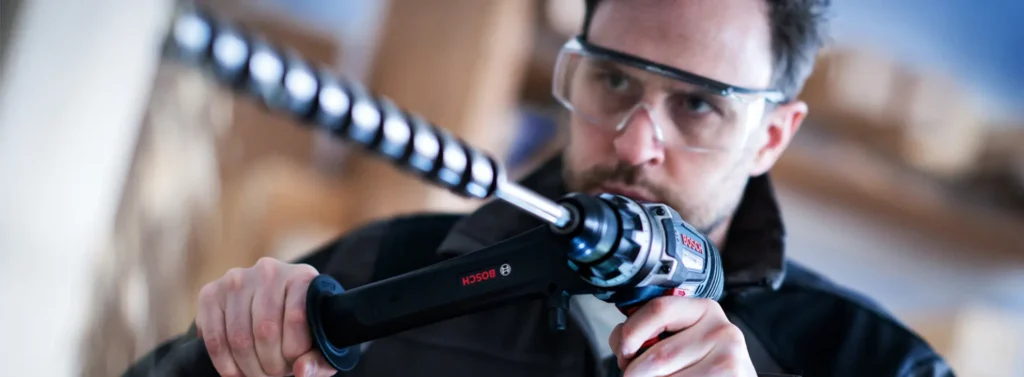 Profissional usando ferramenta Bosch a bateria em uma oficina